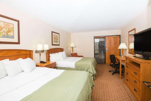 Ramada by Wyndham Des Moines Tropics Resort & Conference Ctr