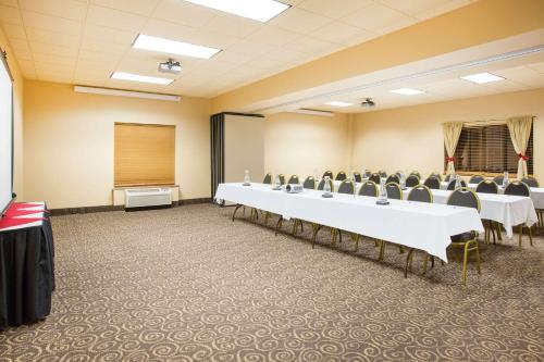 Ramada by Wyndham Des Moines Tropics Resort & Conference Ctr