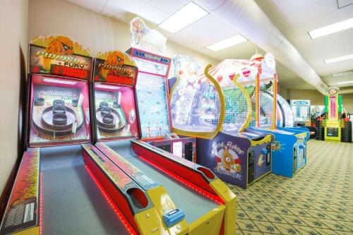 Ramada Tropics Resort & Conf Center by Wyndham Des Moines image 20