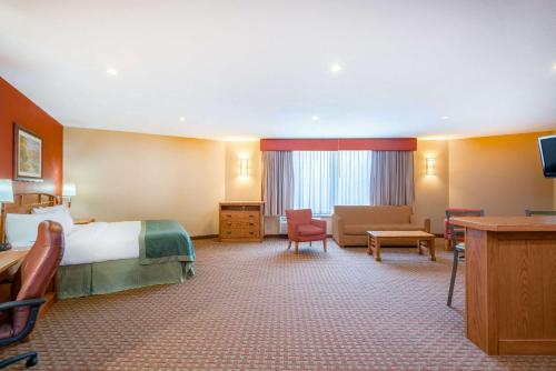 Ramada by Wyndham Des Moines Tropics Resort & Conference Ctr