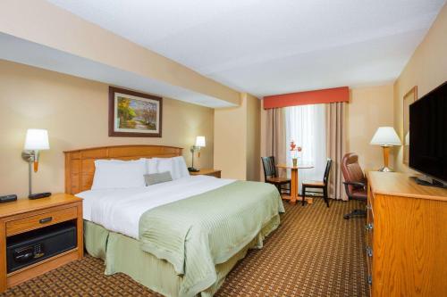 Ramada by Wyndham Des Moines Tropics Resort & Conference Ctr