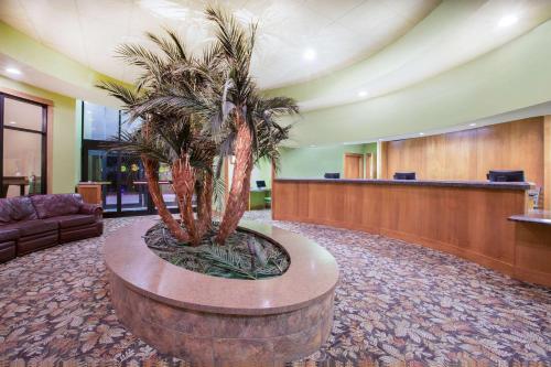 Ramada by Wyndham Des Moines Tropics Resort & Conference Ctr