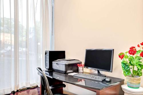 Ramada by Wyndham Rockaway in Rockaway, USA