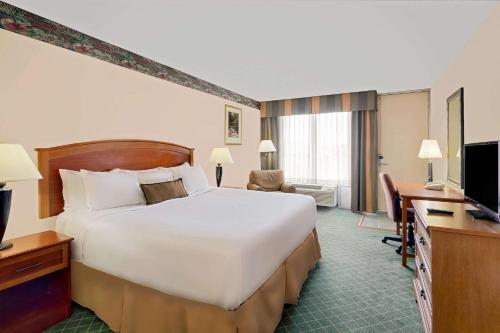 Ramada by Wyndham Mitchell Hotel & Conference Center - image 2