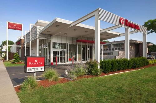 Ramada by Wyndham Rockville Centre - Accommodation