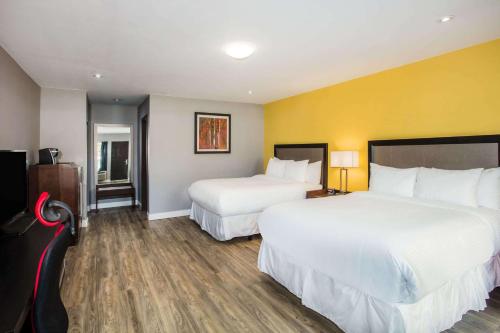 Ramada by Wyndham Jacksons Point - Tap to explore photos