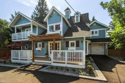 Kelowna Bed & Breakfast - CHATHAM HOUSE - Accommodation - Kelowna