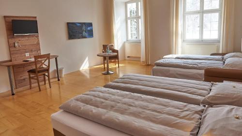 2 twin beds, 1 sofa bed