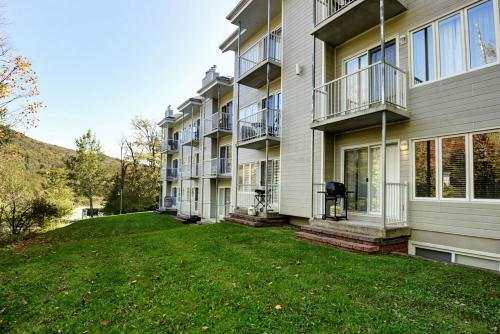 Vedere exterior, Condo 105 33 Chemin du Hameau by Les Chalets Alpins in Stoneham (QC)