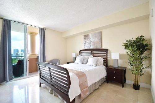 Beautiful Asian retreat 2bd 2bth Apt min to beach in Miami Beach, USA