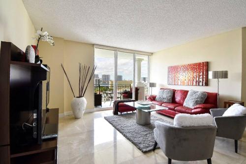 Beautiful Asian retreat 2bd 2bth Apt min to beach in Miami Beach, USA