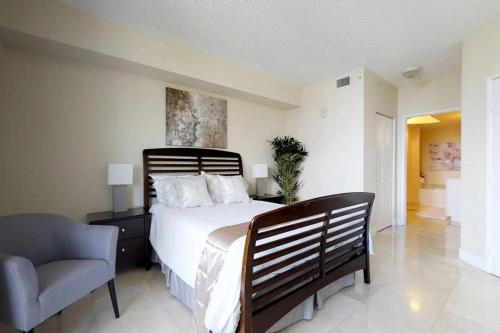 Beautiful Asian retreat 2bd 2bth Apt min to beach in Miami Beach, USA