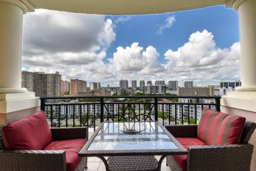 Beautiful Asian retreat 2bd 2bth Apt min to beach in Miami Beach, USA