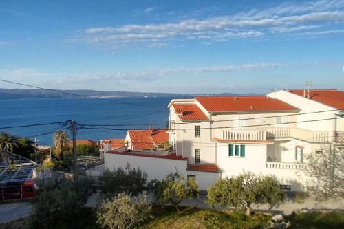 Apartments by the sea Mali Rat (Omis) - 10014, Pension in Sumpetar