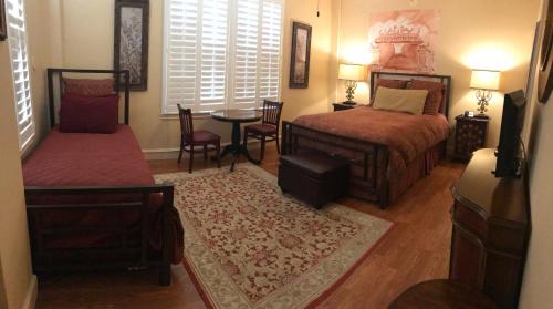 Mayflower Hotel - image 2