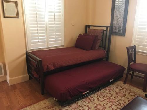 Mayflower Hotel - image 2