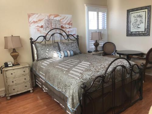 Deluxe Queen Room image 5