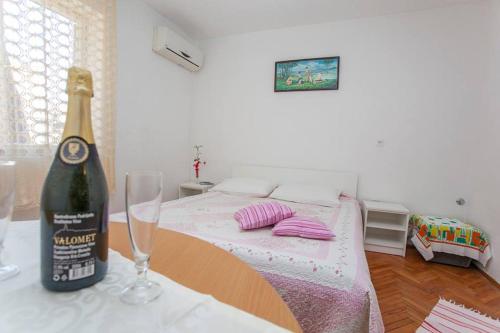 Apartmani Jela Ideally located in the Makarska City Center area, Apartmani Jela promises a relaxing and wonderful visit. The property offers a high standard of service and amenities to suit the individual needs of a