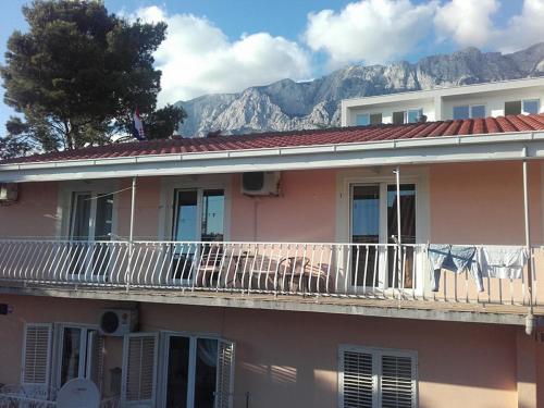 Apartmani Jela Ideally located in the Makarska City Center area, Apartmani Jela promises a relaxing and wonderful visit. The property offers a high standard of service and amenities to suit the individual needs of a