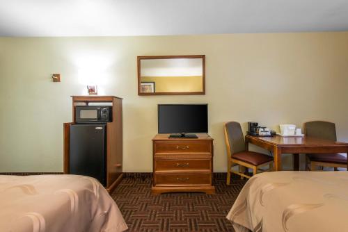 Double Room with Two Double Beds - Non-Smoking image 4