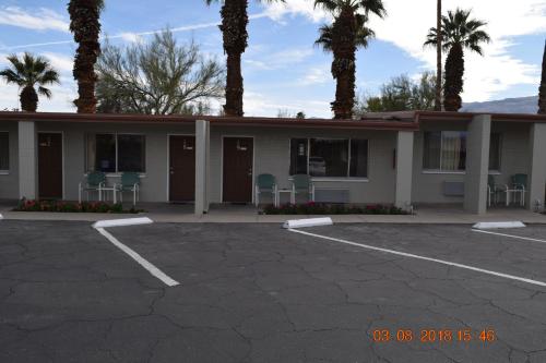 Stanlunds Inn and Suites - Accommodation - Borrego Springs