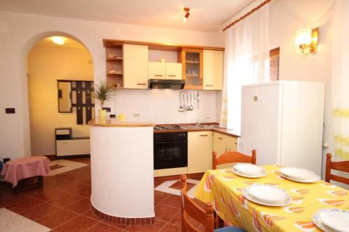 Apartments with a parking space Pag - 6535 - main image