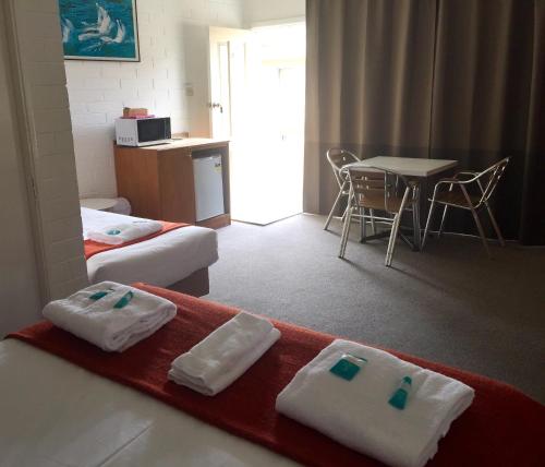 Huskisson Bayside Resort Stop at Huskisson Bayside Resort to discover the wonders of Jervis Bay. The property features a wide range of facilities to make your stay a pleasant experience. Service-minded staff will welcome and 