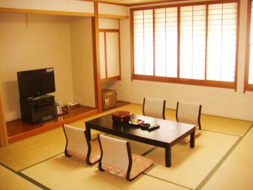 Itoen Hotel Shima Itoen Hotel Shima is a popular choice amongst travelers in Nakanojo, whether exploring or just passing through. The property features a wide range of facilities to make your stay a pleasant experience