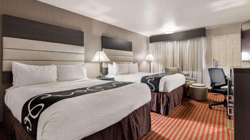 2 queen beds, 1 double bed