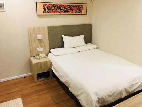 Hanting Hotel Jinan Quancheng Square The 2-star Hanting Express Jinan Quancheng Square offers comfort and convenience whether youre on business or holiday in Jinan. The property offers a wide range of amenities and perks to ensure you 
