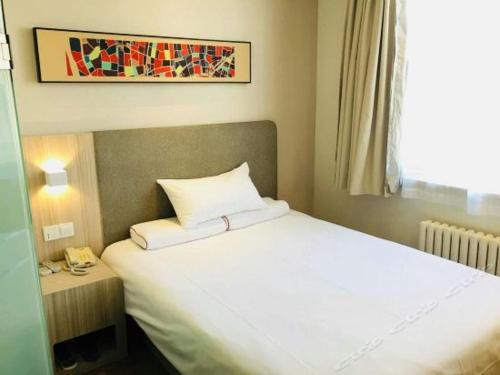 Hanting Hotel Jinan Quancheng Square The 2-star Hanting Express Jinan Quancheng Square offers comfort and convenience whether youre on business or holiday in Jinan. The property offers a wide range of amenities and perks to ensure you 
