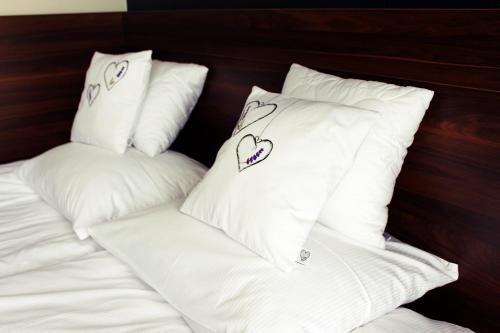 2 twin beds