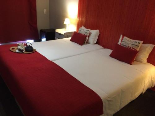 KR Hotels - Albufeira Lounge KR Hotels - Albufeira Lounge is conveniently located in the popular Albufeira Centro area. The hotel has everything you need for a comfortable stay. Free Wi-Fi in all rooms, 24-hour front desk, facili