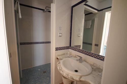Hotel Mediterraneo Carihuela - image 3