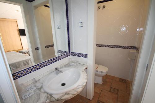 Hotel Mediterraneo Carihuela - image 4