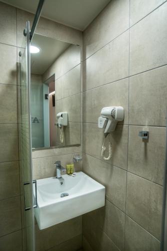 Argo Hotel Piraeus - image 4