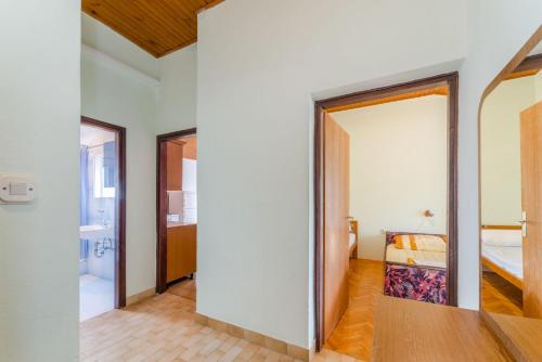 Apartments Ivica-with parking - image 5