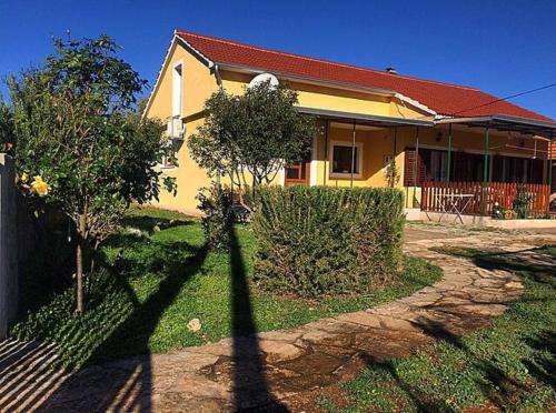  Apartment Ingrid-with parking in Drinovci