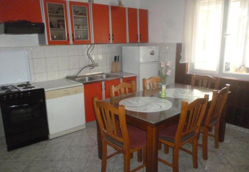 Apartment Sunny - 10 m from sea