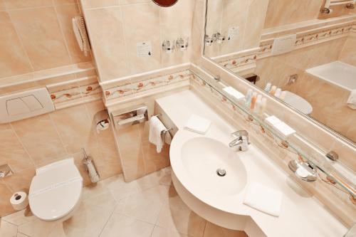 Superior Double or Twin Room with City View image 2