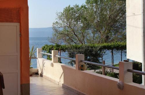 Apartments by the sea Duce Omis - 5275 - image 2