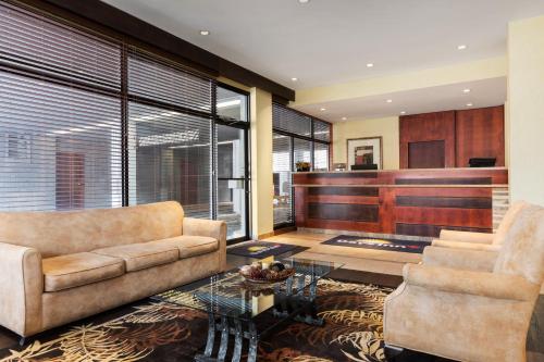 ล็อบบี้, เดย์ อินน์ บาย วินด์แฮม เอ็ดมันตัน ดาวน์ทาวน์ (Days Inn by Wyndham Edmonton Downtown) in เอดมอนตัน ซิตี้เซ็นเตอร์