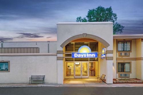 Days Inn by Wyndham Bloomington West - image 8