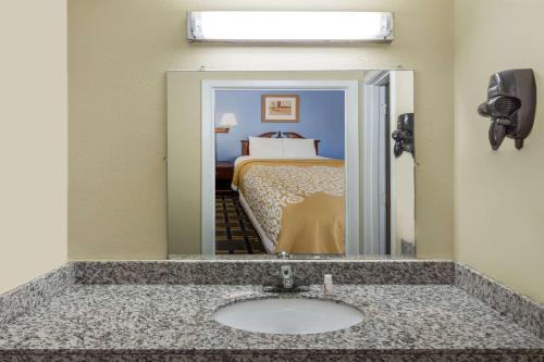 Days Inn by Wyndham Plymouth - main image