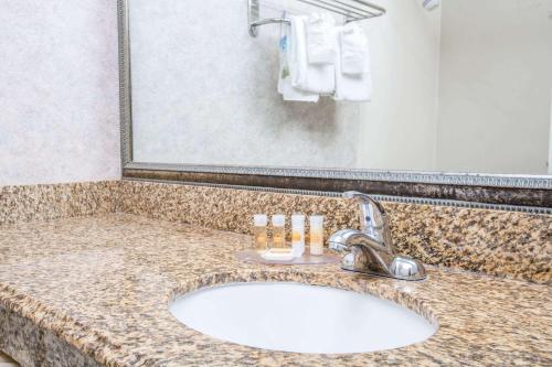 Days Inn by Wyndham Los Angeles LAX/VeniceBch/Marina DelRay - main image