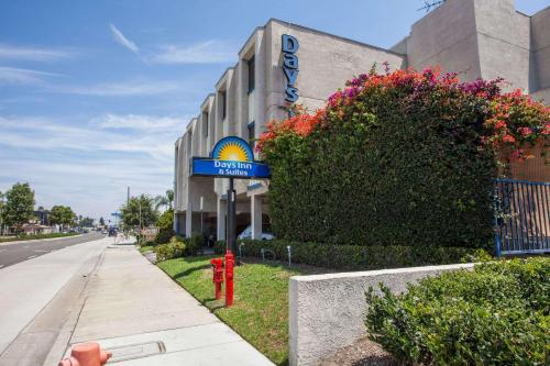 Days Inn by Wyndham Orange Anaheim in Orange, USA