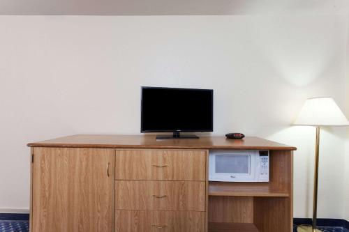 Days Inn by Wyndham Anaheim West - main image