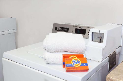 Days Inn by Wyndham Anaheim West - image 2