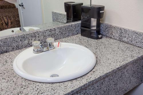 Days Inn by Wyndham Anaheim West - image 5