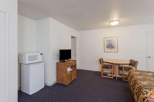 Days Inn by Wyndham Anaheim West in Anaheim, USA